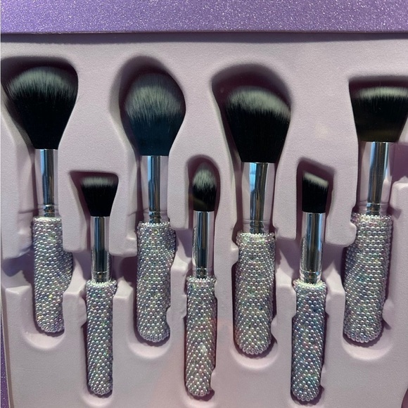 Glitz and Glam 26 Piece Essentials Collection Makeup Set - Picture 7 of 7